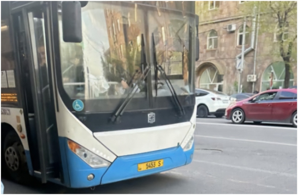 Ավտոբուսի վարորդը ստիպողաբար իջեցրել է ուղեվարձը վճարած ուղևորին՝ «կամաց վարի՛ր, մարդ ես տեղափոխում» արտահայտության համար